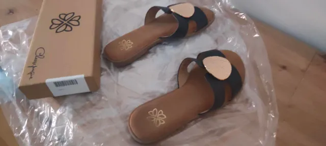 Sandalias planas negras hebilla redonda dorada