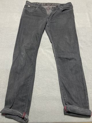 Pantalón vaquero gris oscuro