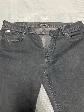 Pantalón vaquero gris oscuro