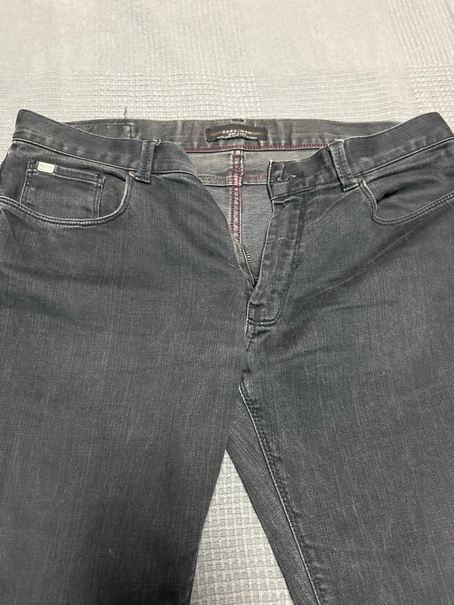 Pantalón vaquero gris oscuro