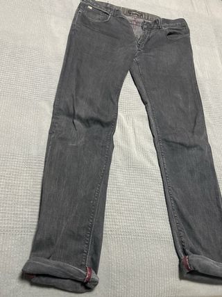Pantalón vaquero gris oscuro
