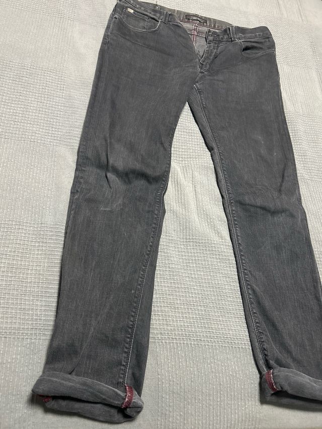 Pantalón vaquero gris oscuro