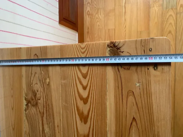 Mueble de madera con estantes