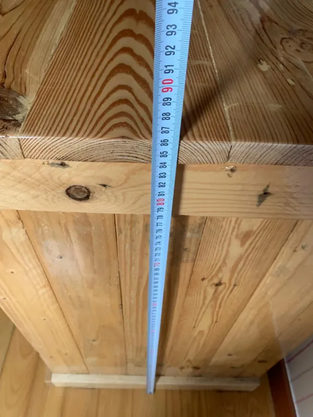 Mueble de madera con estantes