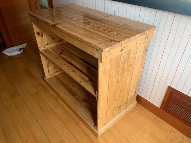 Mueble de madera con estantes