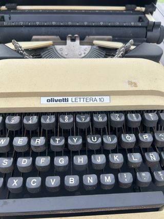 Máquina de escribir Olivetti Lettera 10