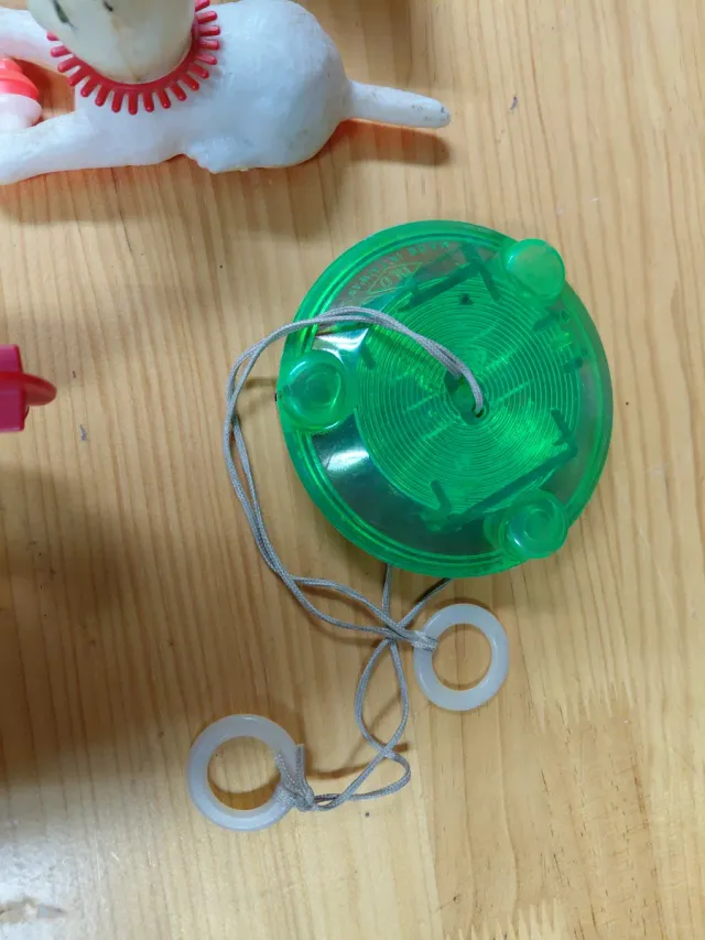 Lote juguetes quiosco: avión, muñeco, yo-yo