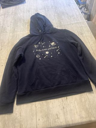 Sudadera azul con estampado espacial