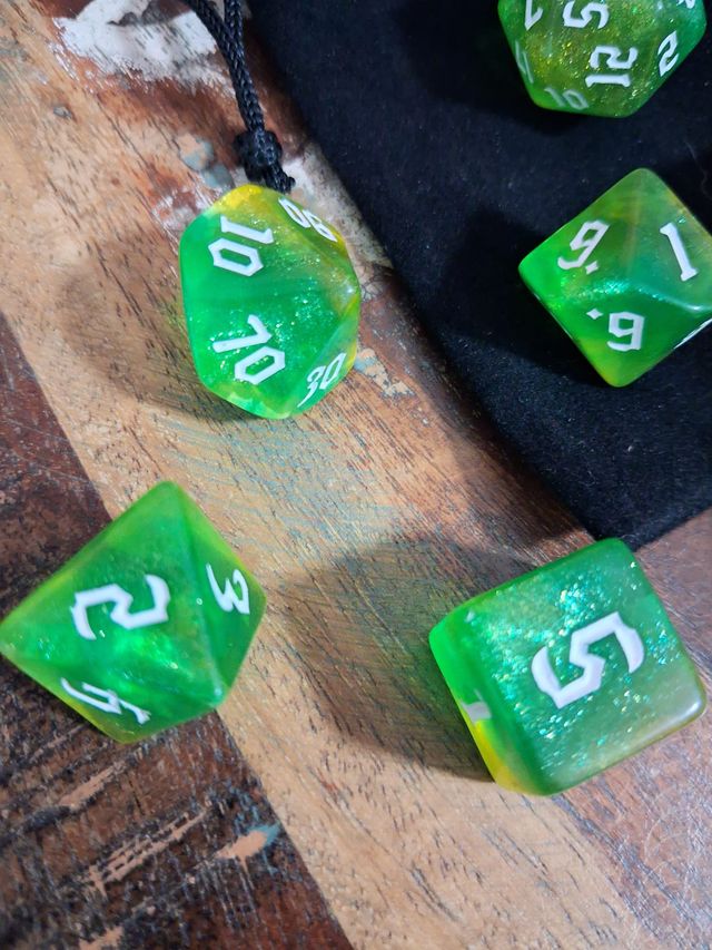 Set dadi poliedrici verdi e gialli