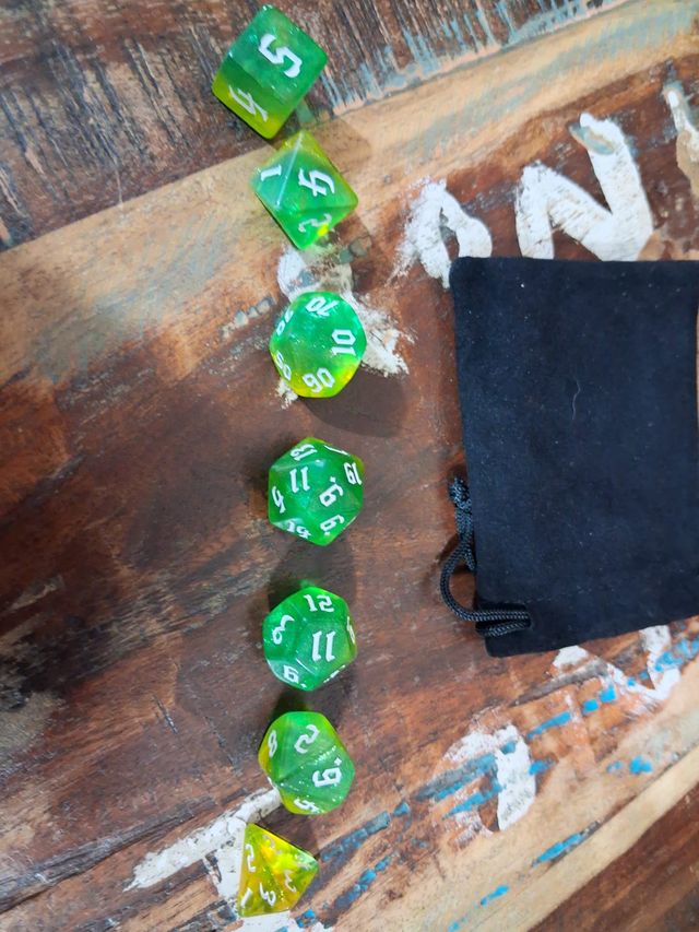 Set dadi poliedrici verdi e gialli