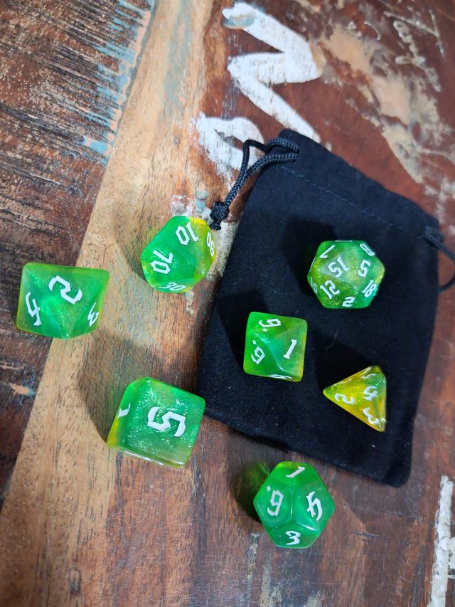 Set dadi poliedrici verdi e gialli