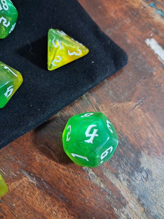 Set dadi poliedrici verdi e gialli