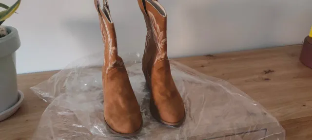 Botas camperas media caña con dibujo bordado