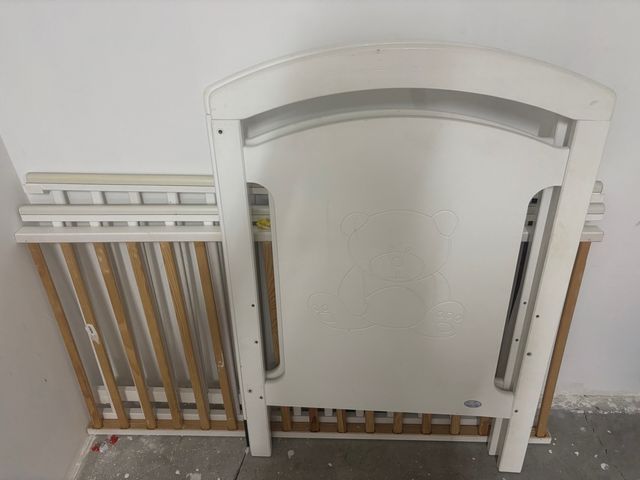 Cuna de madera blanca con colchón
