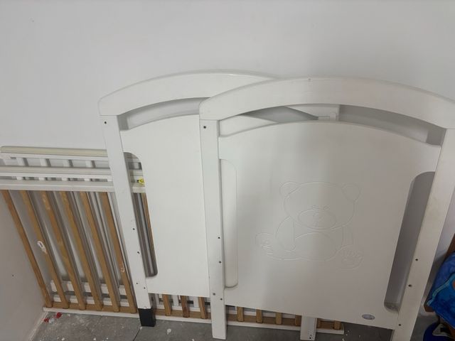 Cuna de madera blanca con colchón