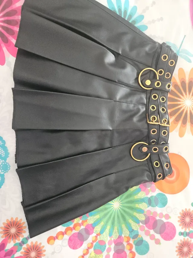 Falda Desigual Talla S Negra con Detalles Dorados