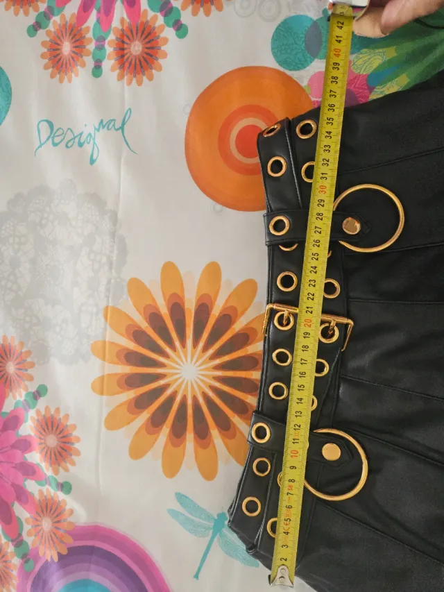 Falda Desigual Talla S Negra con Detalles Dorados