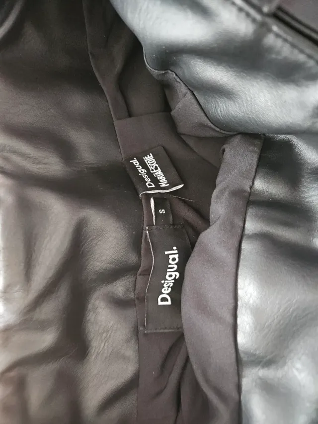 Falda Desigual Talla S Negra con Detalles Dorados