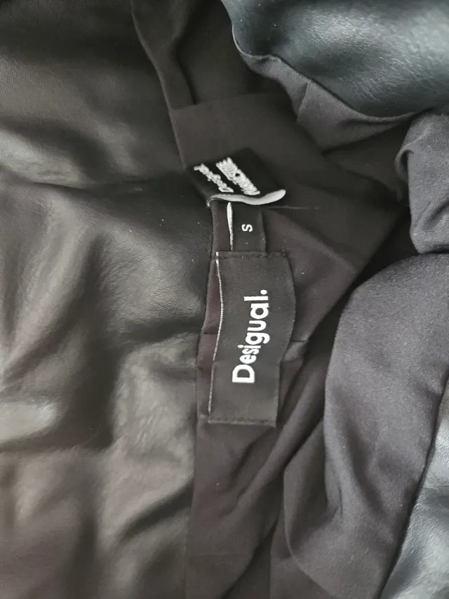 Falda Desigual Talla S Negra con Detalles Dorados