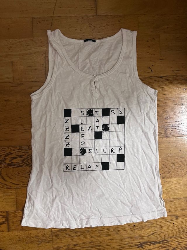 Maglietta bianca con stampa a cruciverba