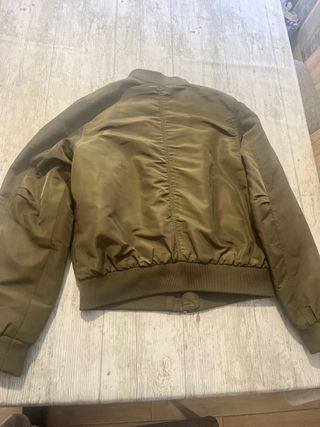 Chaqueta bomber verde con parches