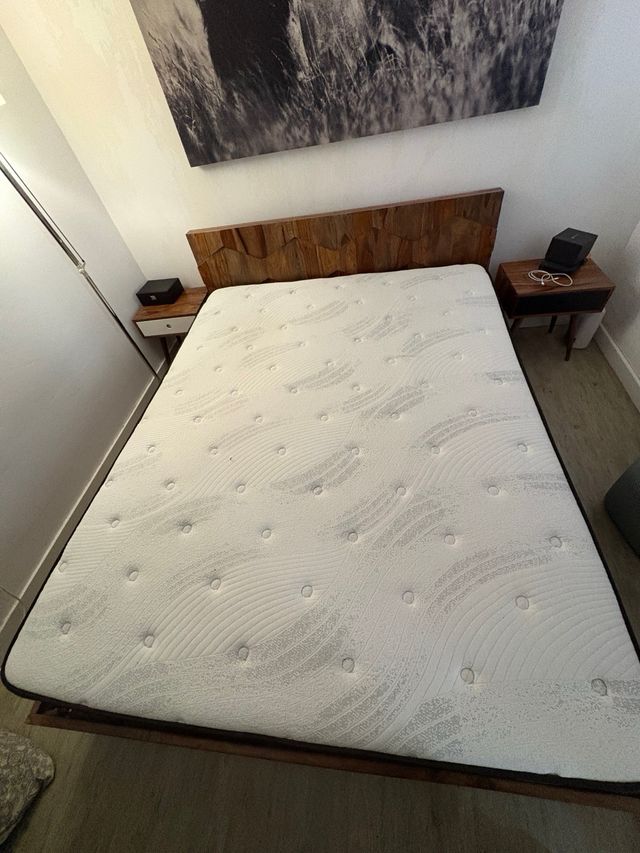 Letto matrimoniale in legno con materasso