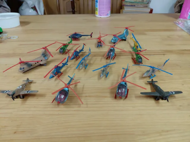 Lote de 15 helicópteros y aviones de metal Pilen