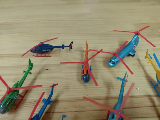 Lote de 15 helicópteros y aviones de metal Pilen