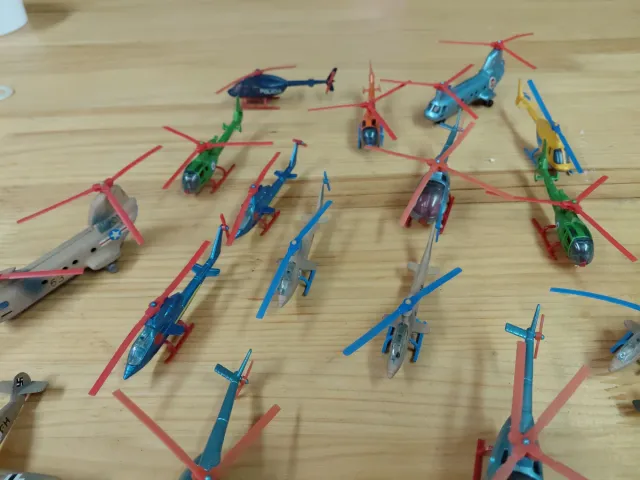 Lote de 15 helicópteros y aviones de metal Pilen