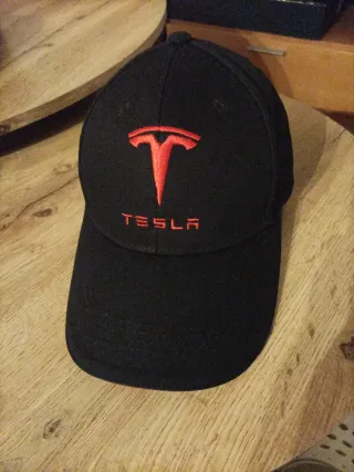 Gorra Tesla Negra con Logo Rojo