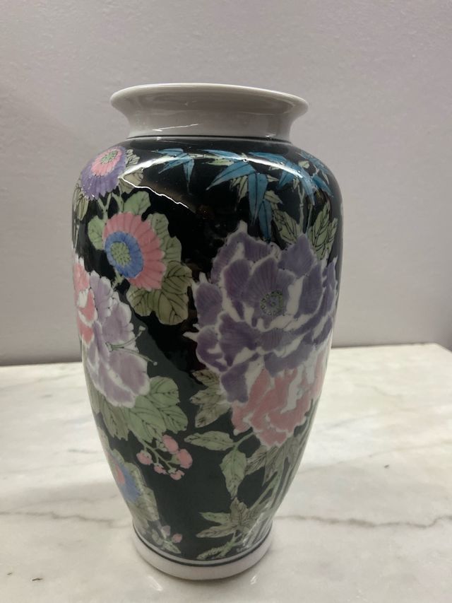 Jarrón de porcelana con flores