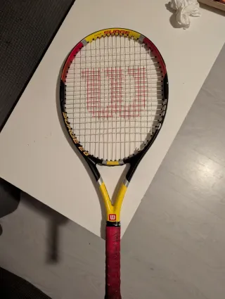 Raqueta Wilson Surge 26 con su funda