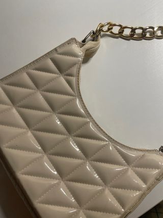 Bolso Shein beige con cadena dorada