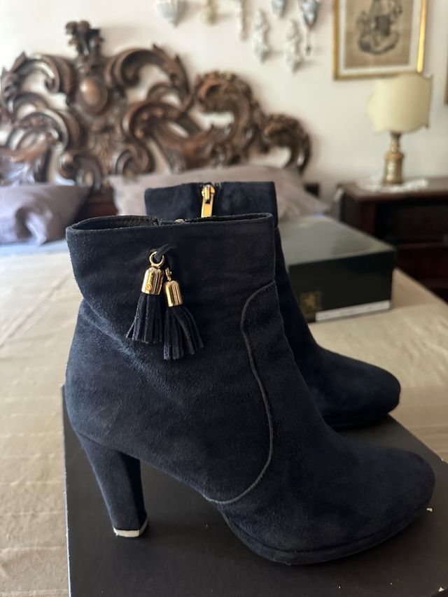 Stivaletti scamosciati blu con nappine