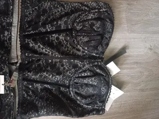 Conjunto encaje negro corset y falda