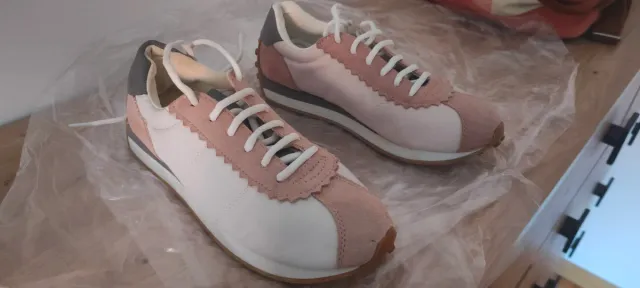 Dos pares de deportivos blancos y rosas y negros