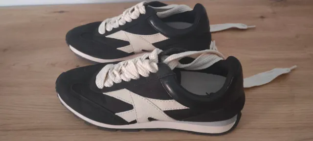 Dos pares de deportivos blancos y rosas y negros