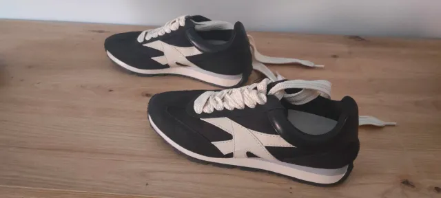 Dos pares de deportivos blancos y rosas y negros