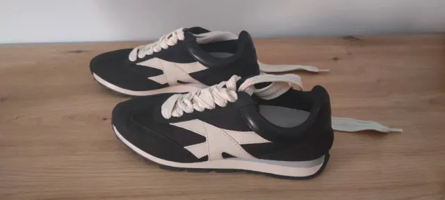 Dos pares de deportivos blancos y rosas y negros