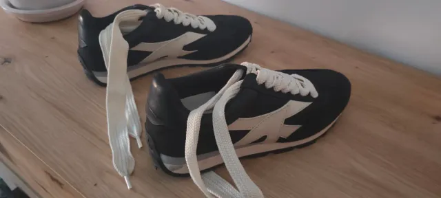 Dos pares de deportivos blancos y rosas y negros