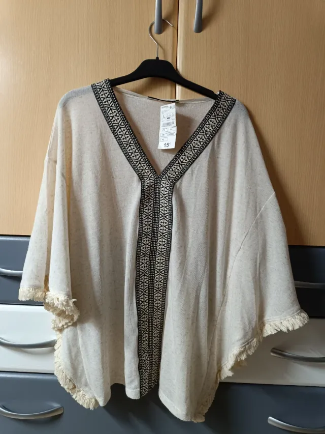 Poncho beige con bordado negro talla L