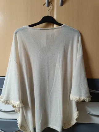 Poncho beige con bordado negro talla L