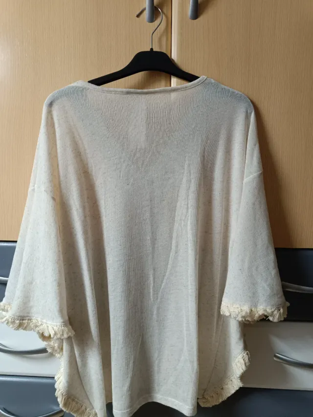 Poncho beige con bordado negro talla L