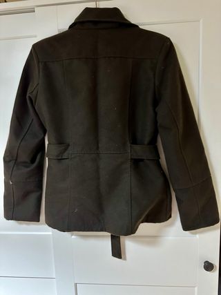 Chaquetón marrón de doble botonadura con cinturón