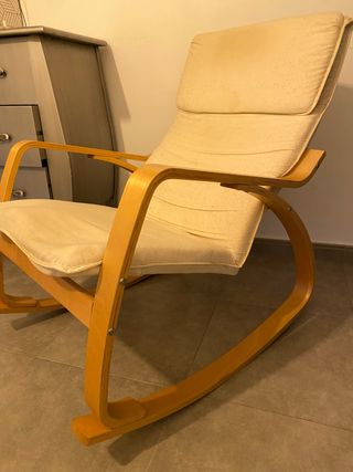 Mecedora de madera color beige Montada 60x90x90