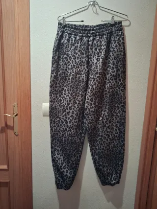 Pantalón estampado leopardo