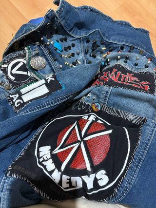 Chaqueta tejana punky customizada