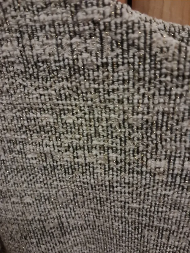 Jersey mujer punto negro, blanco, hilo dorado.