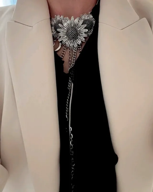 Collar de flores y cadenas plateado