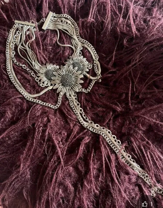 Collar de flores y cadenas plateado